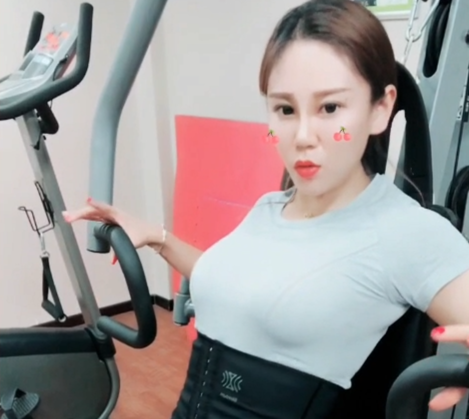 美女健身房锻炼肌肉,果然好身材靠的是努力和汗水!