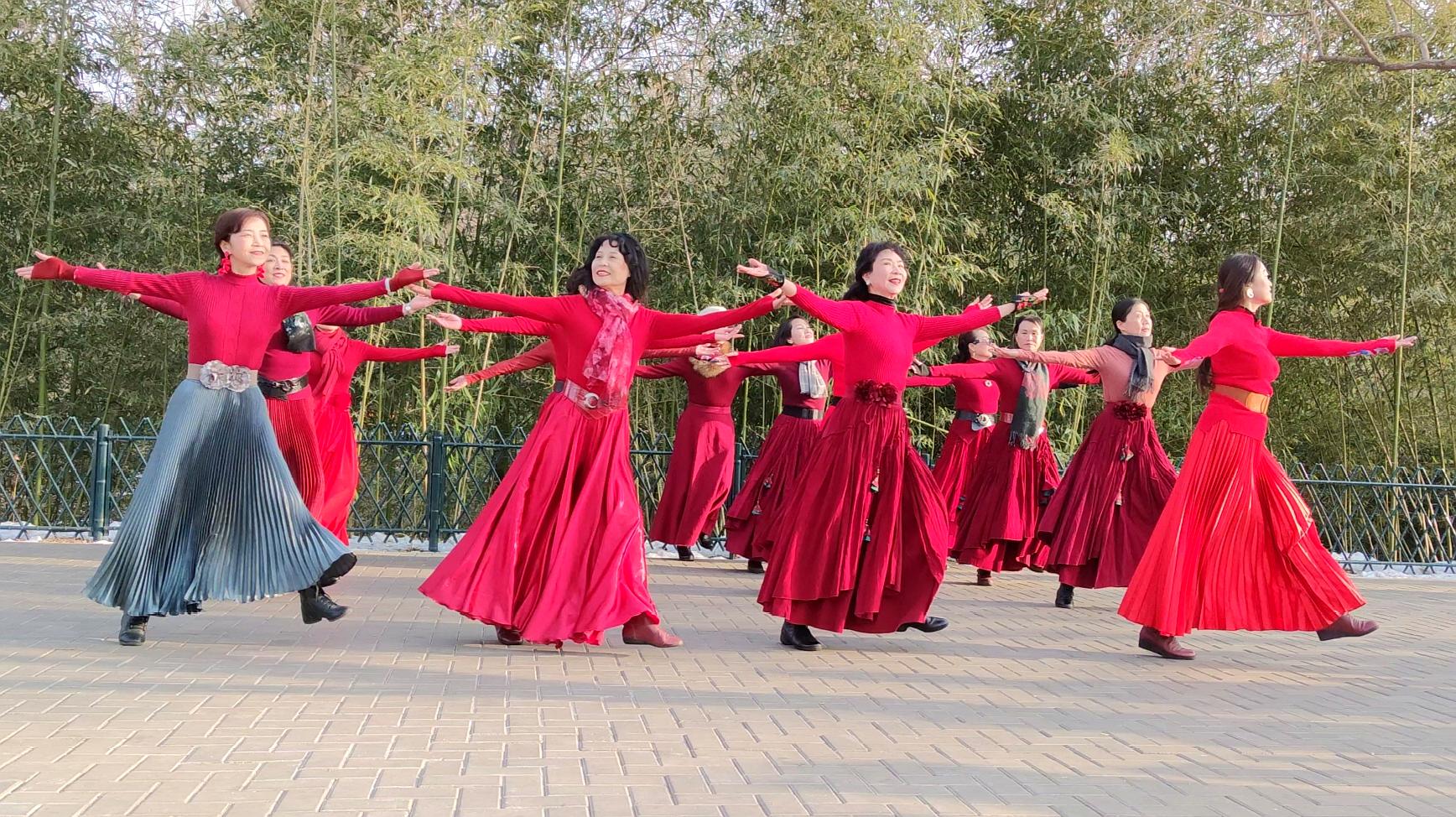 广场舞《舞动中国》让世界精彩,脚步飞起来跳出时尚节拍