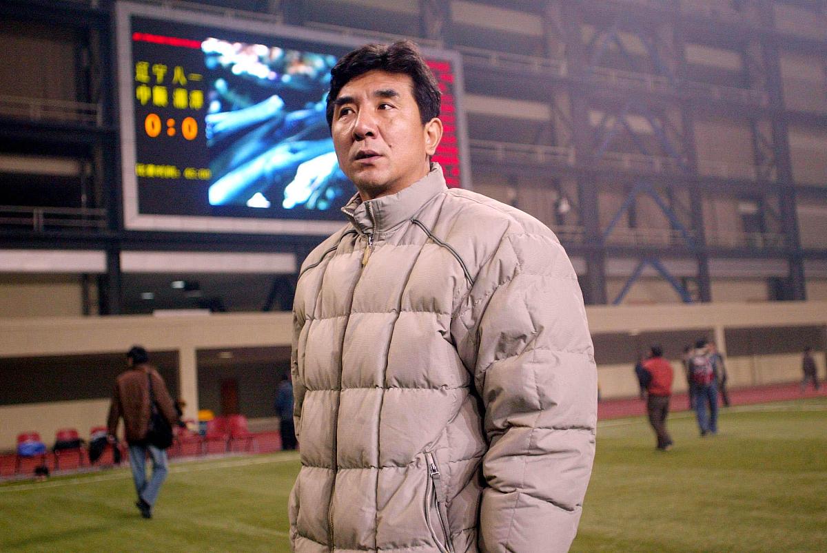 2003年11月19日,充满新鲜,好奇感觉的辽足队员在绿岛博览中心备战即将