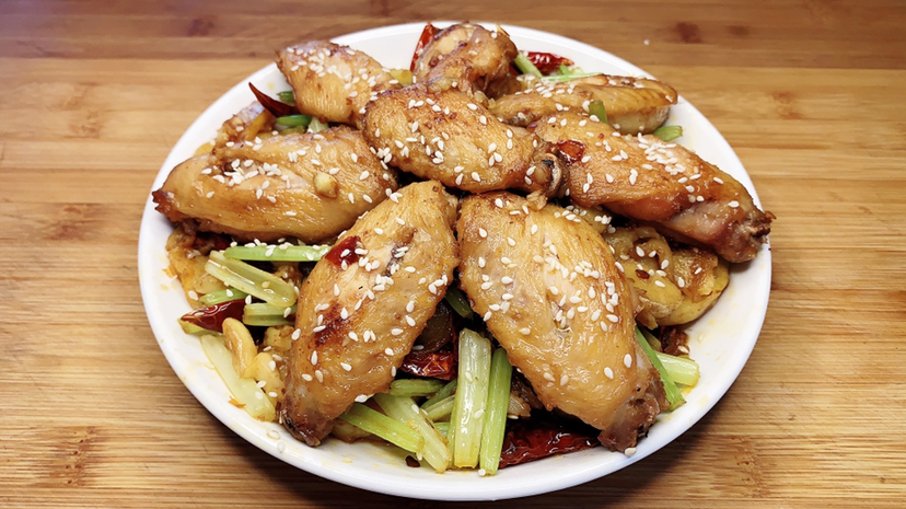 8个鸡翅一个土豆就能做出饭店里的招牌菜,香辣鸡翅的做法。