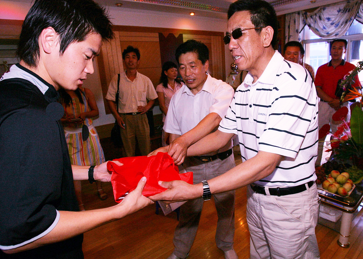 2005年7月14日,辽宁满族经济文化发展协会的代表来到沈阳肇俊哲的家中