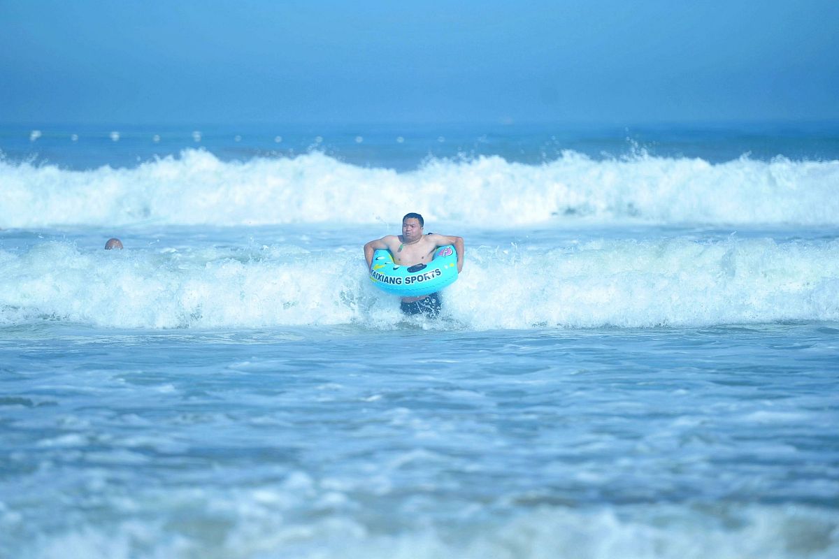 海滨度假：阳光、沙滩、美食，开启夏日完美旅程！