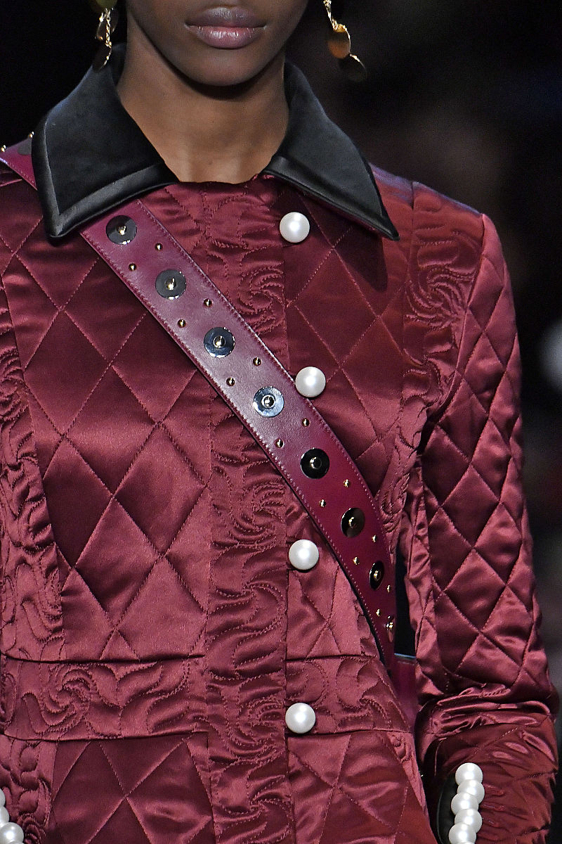 怀孕满12周的 一定要给自己的肚肚 好好抹油 每天这样滴2~3滴 双手搓热后 从下往上涂抹肚皮 保湿滋润肚子润润的 它成分简单 纯纯的西班牙小分子油 几十块就可以到手 孕妈快试试吧 把这些换一个表达写一遍