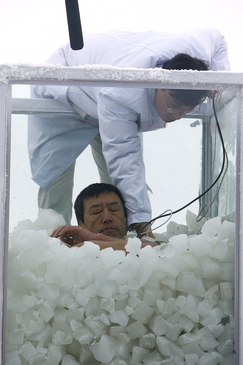 ***_***(湖北武汉媒体严禁下载)2011年1月2日,湖南省张家界市天门山顶