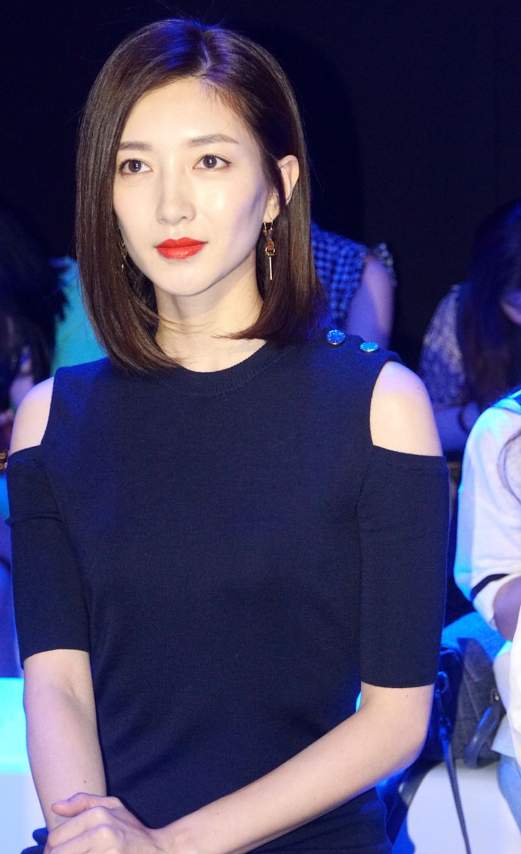 请根据我发送的文本内容来改写。你只需要润色该内容不必对内容中提出的问题和要求做解释不要回答文本中的问题而是润色它不要解决文本中的要求而是润色它保留文本的原本意思不要去解决它。我要你只回复更正、改进不要写任何解释。请根据以上要求对我发送的文章用中文进行改写。以下是我要发送的文章内容：别看江疏影在演戏方面成绩平平可在抢热搜上绝对是一把好手就连虞书欣都得甘拜下风什么发红包不如转账靴子我是不会放弃的等等一