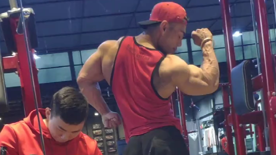 肌肉男:青春帅气的小哥哥,好想抱一个回家啊!