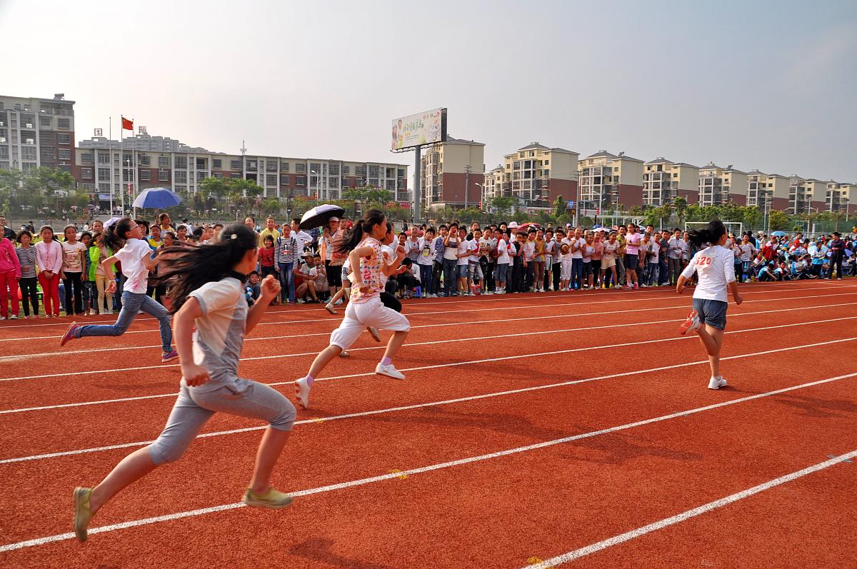 如何计算田径比赛中的成绩？在田径比赛中，如何计算选手的成绩？成绩是如何影响比赛结果的？