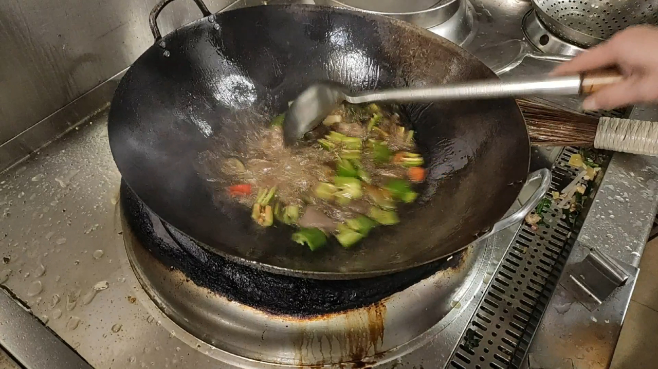 我是送外卖的,今天偷偷拍摄后厨炒菜视频,你以后还会点外卖吗?