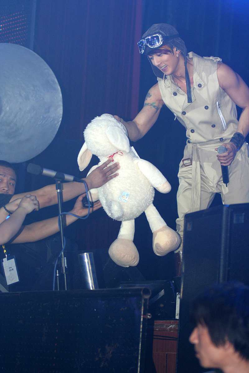 2009年4月11日,上海,飞轮海"想入飞飞世界巡回演唱会"在上海大舞台正