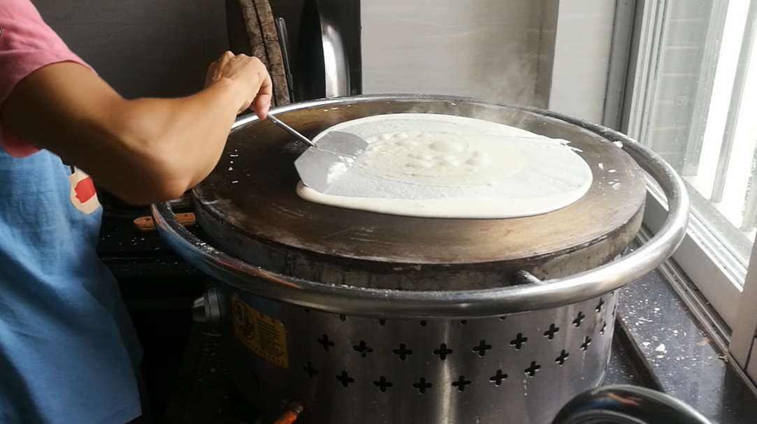 煎饼果子练习,阿姨换了三个工具还是没有摊好面饼,摊饼技巧好难