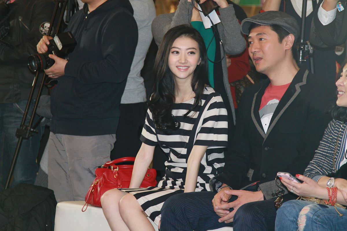 把下面内容洗稿重新写一篇全新中文500字文章近日张继科借钱欠债及传播女演员隐私视频事件持续发酵与张继科相关的事件频繁登上热搜张继科风评火速下降。尽管事情尚未有定论但目前多家张继科曾代言的品牌已删除相关微博撇清关系。与此同时张继科事件的受害人景甜女士的社交账号被暖心留言刷屏网友纷纷留言安慰景甜。1png网页截图别害怕你没错你是好女孩姐姐别怕你什么都没错错的人别人。不要被任何人影响你是最好的你。……