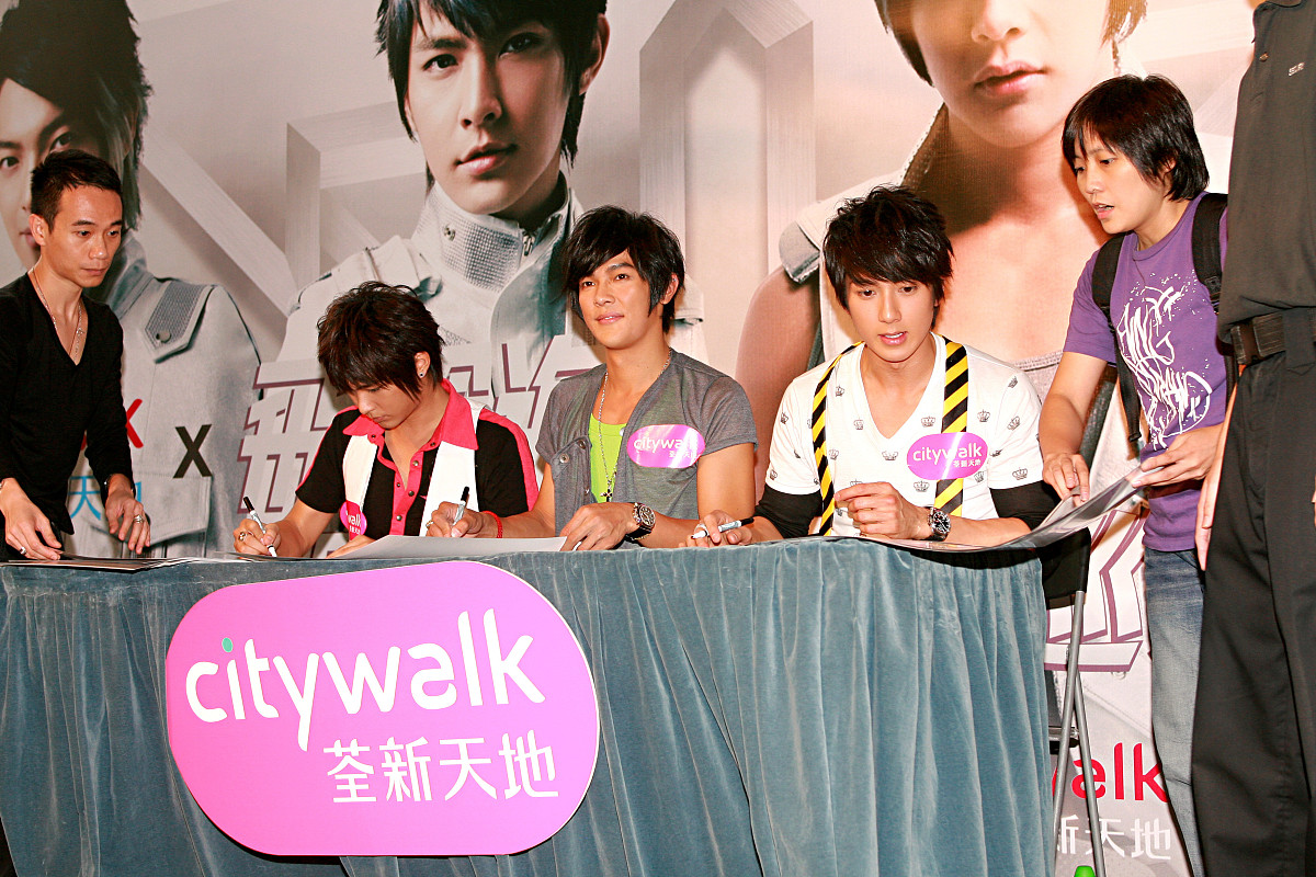***_***2008年8月9日,香港,飞轮海为世界巡演香港站举行签名会.+++_++