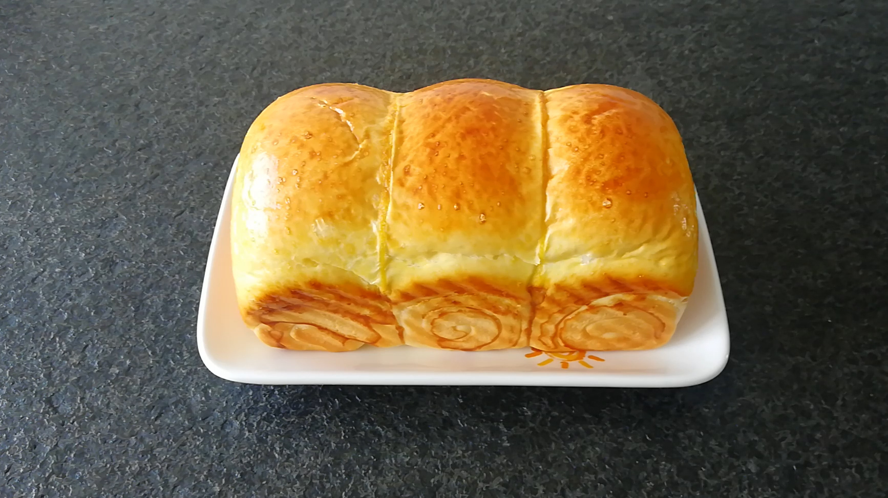 1碗面粉、1个鸡蛋,教你自制吐司面包,松软拉丝,3分钟就学会!