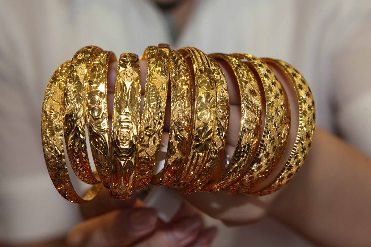 金手镯戴在哪个手上比较好