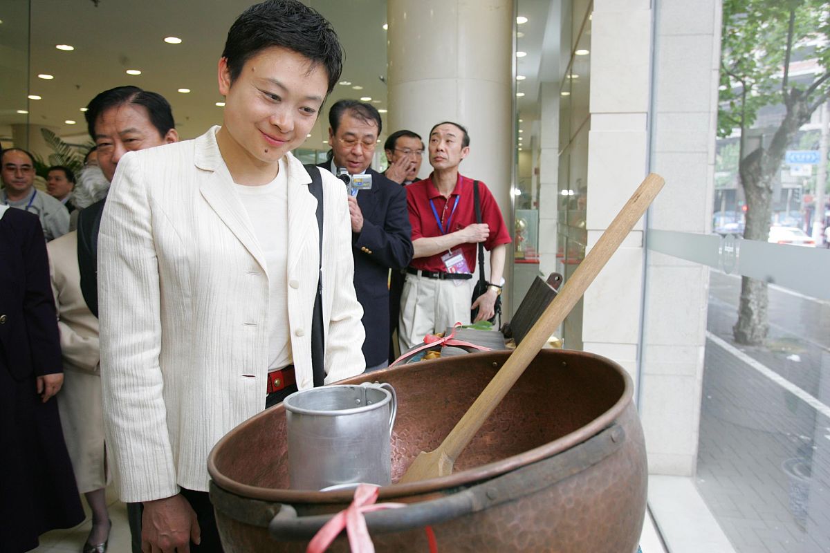 2005年5月1日,何智丽在上海参加市民挑战乒乓球前世界冠军活动,为在场