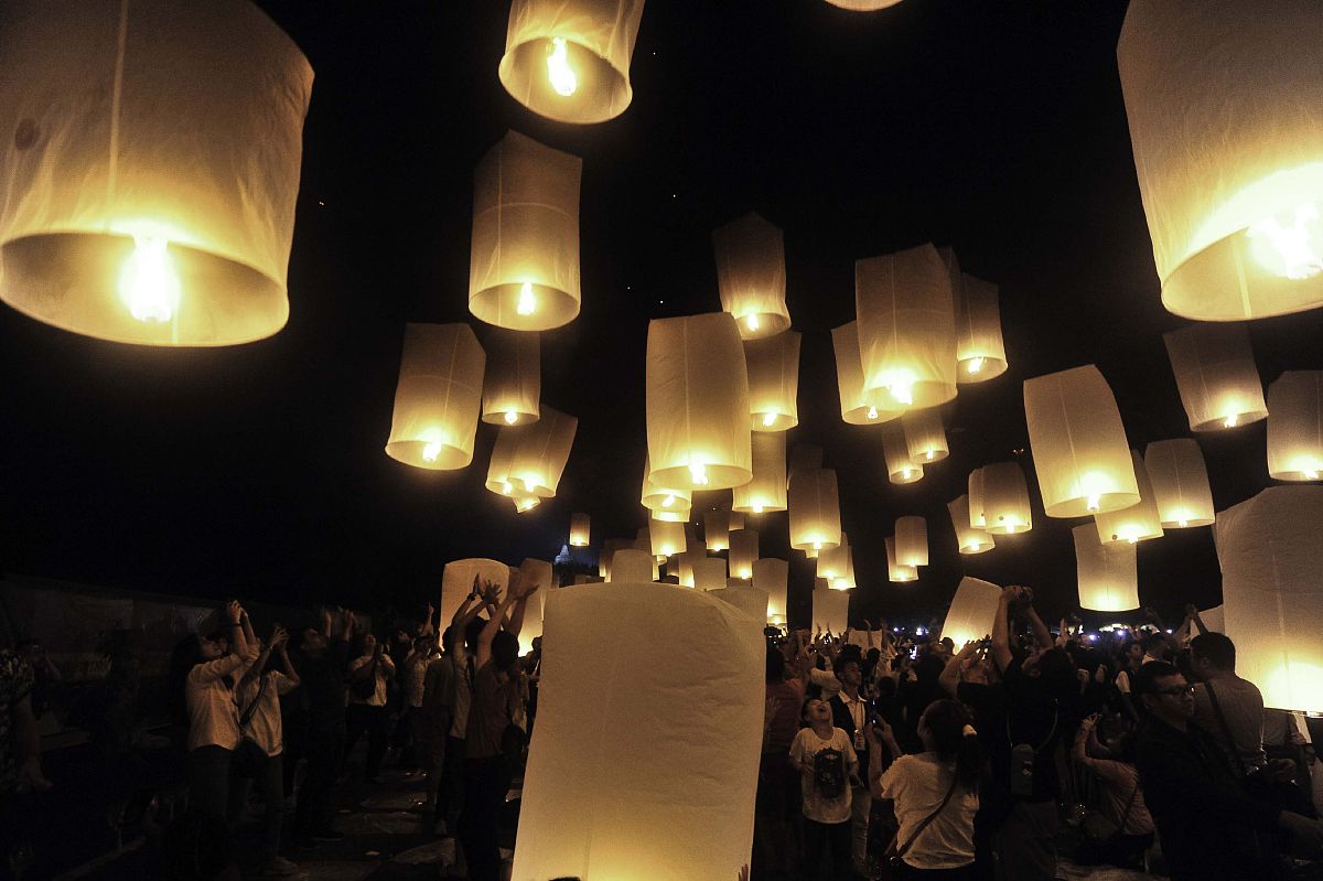 当地时间2018年5月29-30日,印尼马格朗,佛教僧侣与信徒在婆罗浮屠寺放