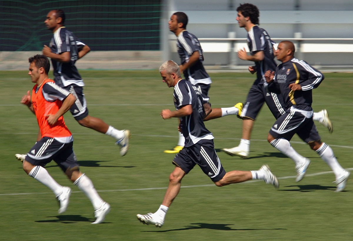 madrid, spain - may 15: david be<strong>c</strong>kham (c) of real madrid warms