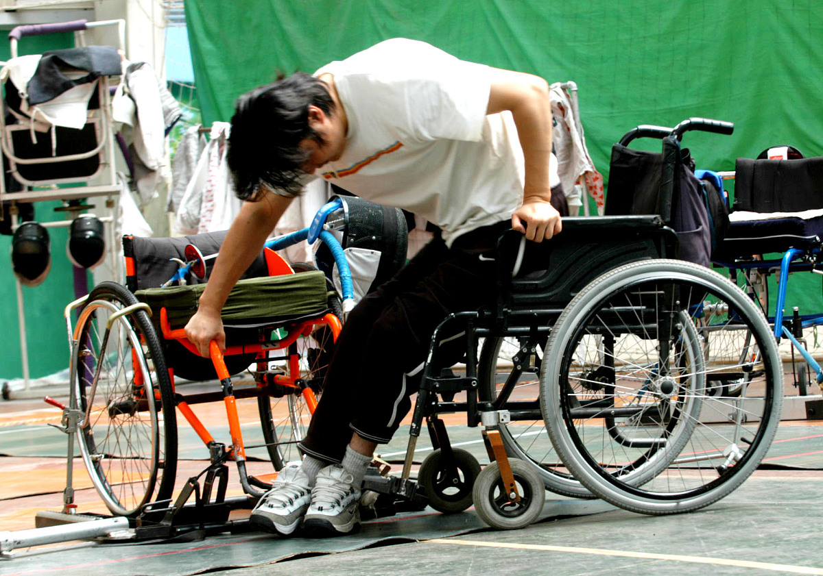 2006年9月13日,昆明海埂基地球类馆.  正常人的一小步对残疾人来说却