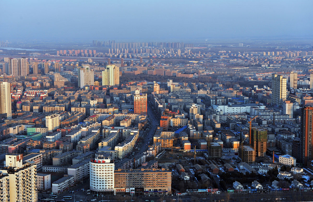 2015年3月11日,辽宁省沈阳市,200米高空俯拍城市,建筑密集如火柴盒.