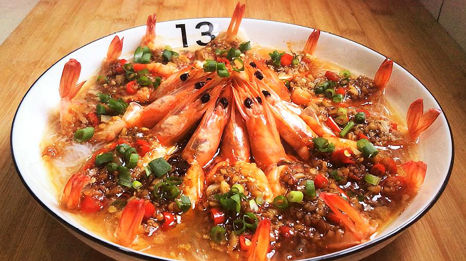 蒜蓉粉丝蒸大虾色香味俱全,做法简单,客人来了上桌有面子