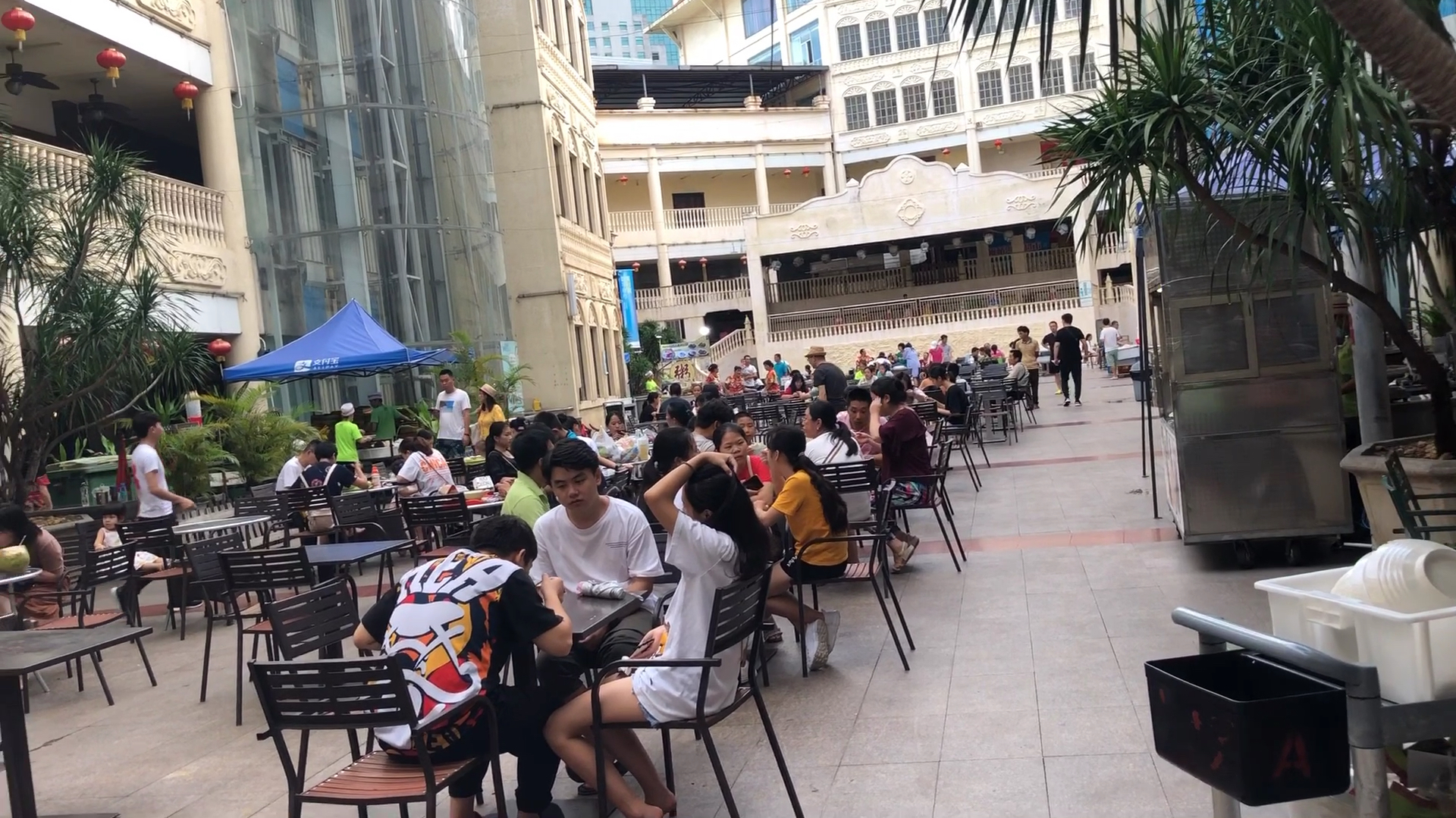 海南海口:这条小吃街人最多 为什么好多店铺都不开了