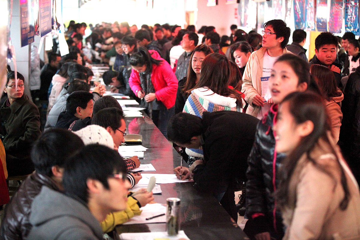 2012年11月17日,在安徽省亳州市人力资源市场举行的高校毕业生就业服