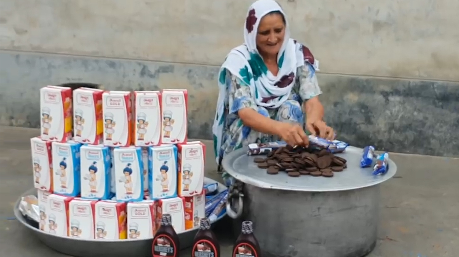 奥利奥在印度原来是这样吃的!老奶奶用它做奶昔,一群人抢着吃