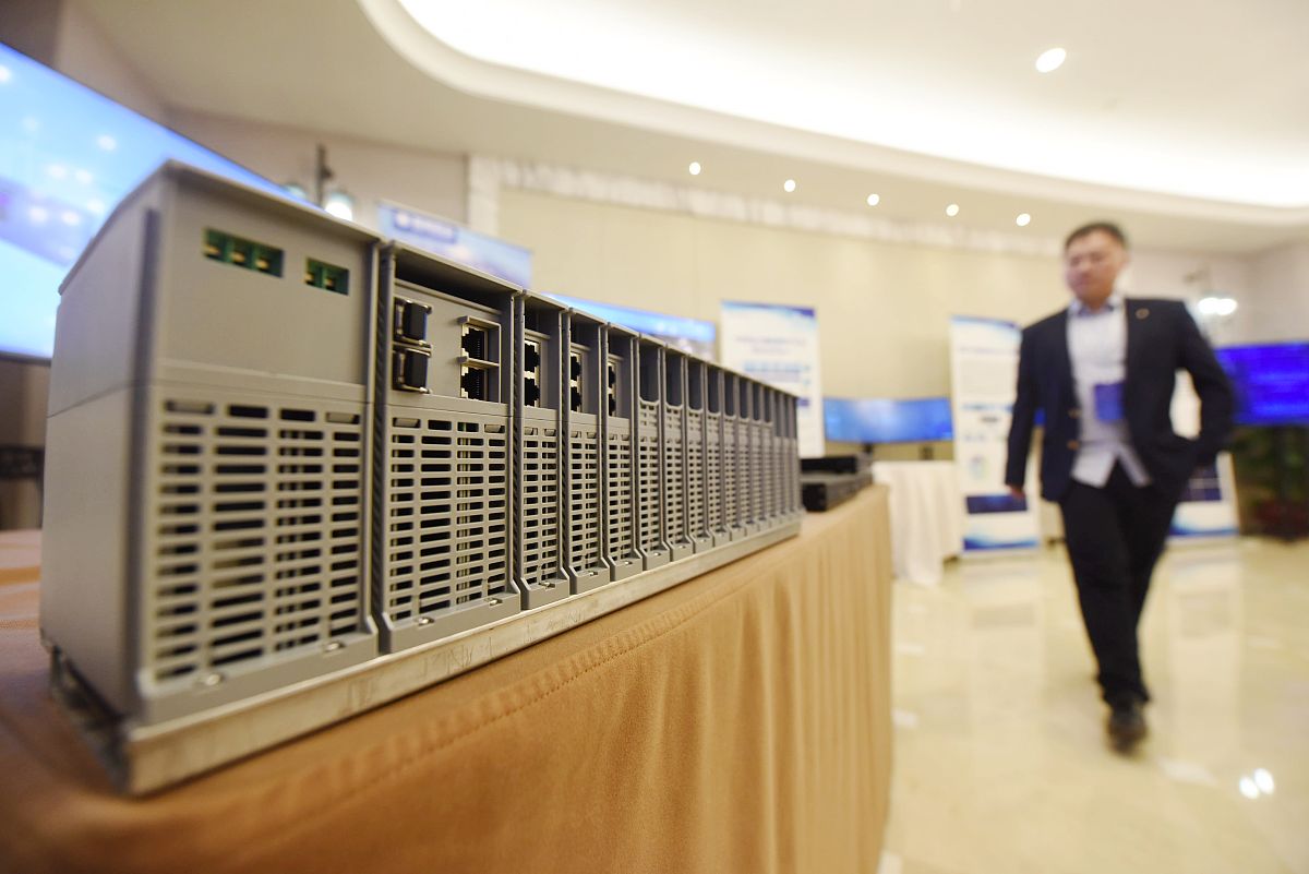 PLC 简介：可编程逻辑控制器的概念及应用