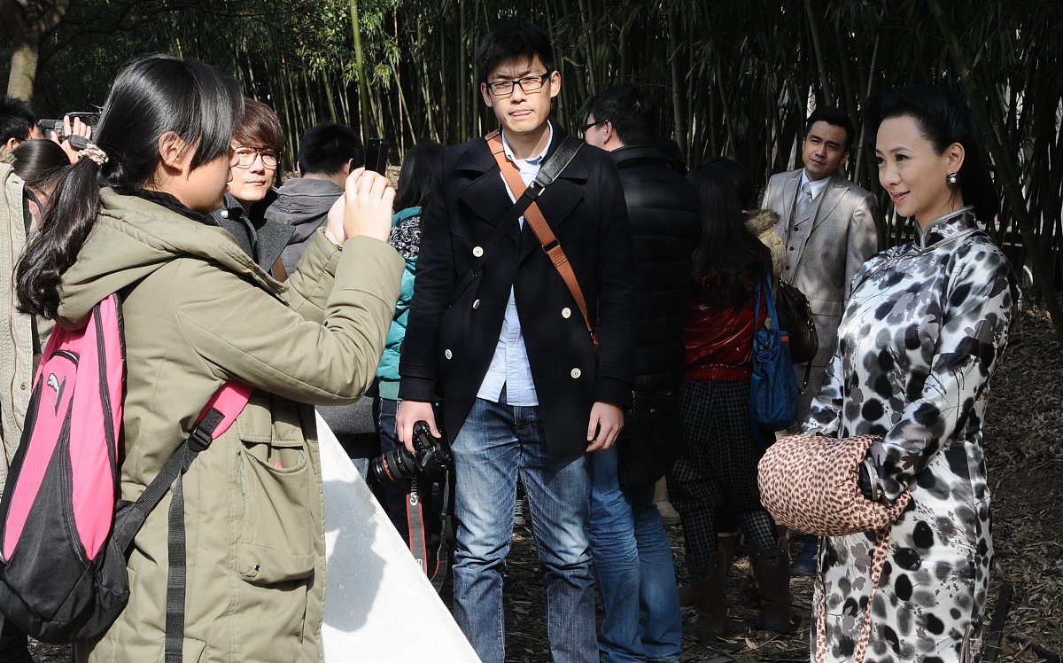 2012年12月7日,上海,年度民国大戏《泪洒女人花》举行媒体探班.***_**