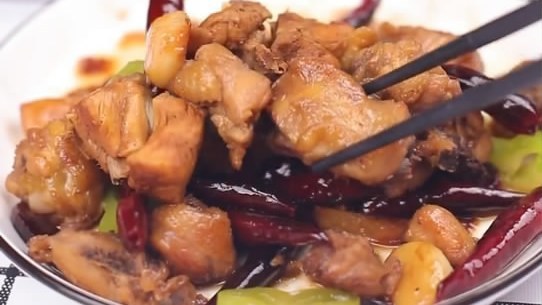 #今天吃什么#鸡肉切块,凉水下锅,焯水,煮开后捞出; 起锅热油,下姜蒜爆香,加葱和辣椒,煸