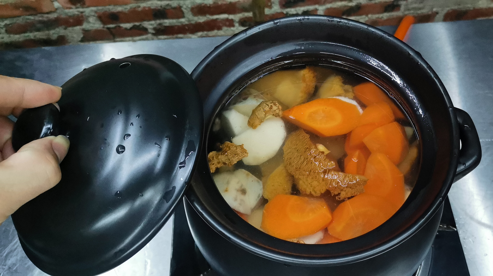 八哥分享一道广东炖汤“猴头菇山药排骨汤”汤养胃滋补