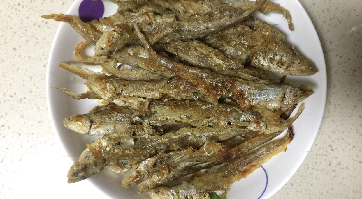 鱼怎么做才好吃?这道香煎椒盐小鱼让你吃了停不下来!