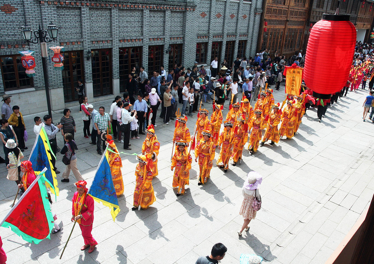 写一篇浅谈妈祖文化的当代价值论文大纲一、引言 A 开头引入妈祖文化的概念和历史背景让读者对主题有一个基本了解。 B 简单介绍论文的结构和目标阐明为何探讨妈祖文化的当代价值。二、 妈祖文化概览 A 详细介绍妈祖文化的来源内容和形式。 B 对妈祖文化在民俗中的重要性进行解释解释它如何成为台湾一种独特的文化符号。三、 当代社会所需的价值观 A 通过对现代社会中已有的价值观分析来阐述当代社会所需