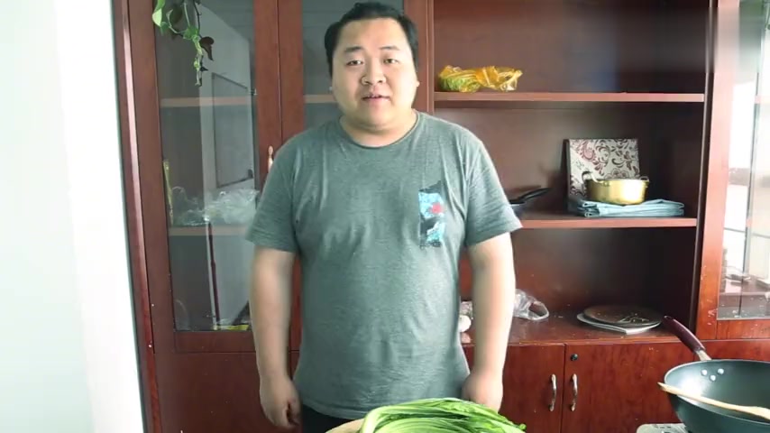 「vlog」越简单的小菜,吃起来就越舒心,好吃美味的蒜蓉油麦菜