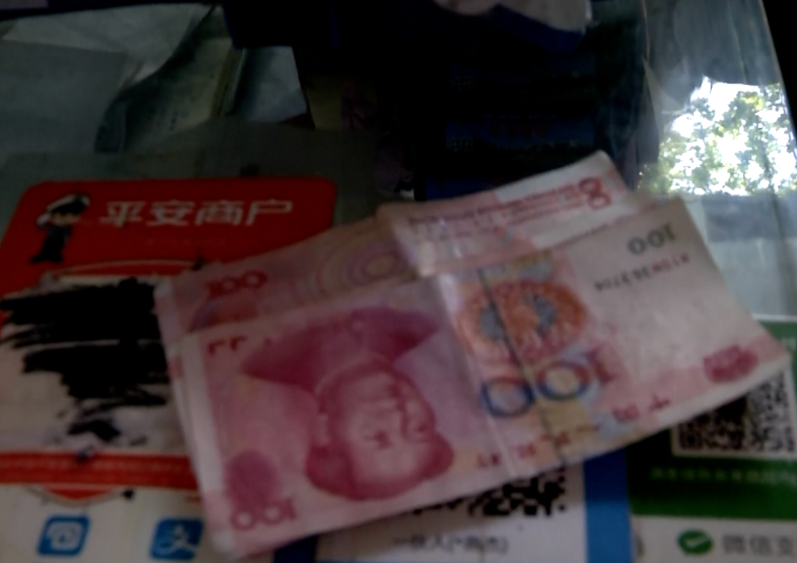 阿姨400块钱落超市柜台,店主帮忙保管5天亲手还给她