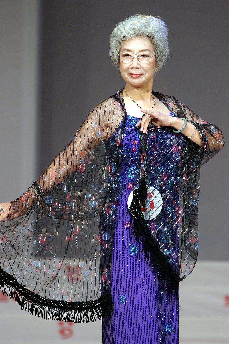 女生说自己年纪大，男生应该怎么回复？