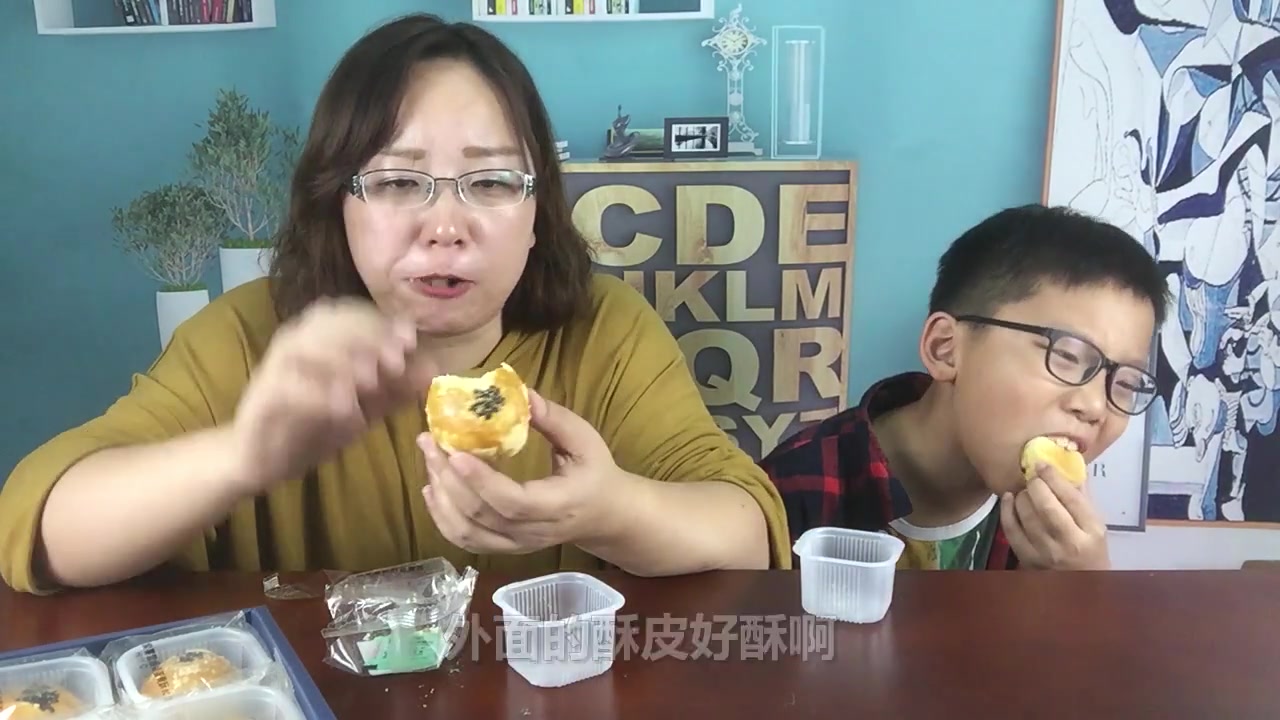 试吃“雪媚娘蛋黄酥”,雪媚娘和蛋黄酥的结合,会更好吃吗?