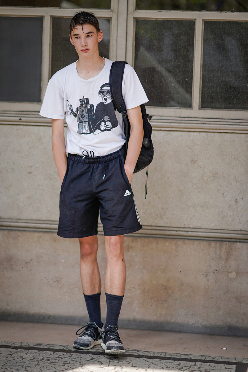 男大学生夏天穿蓝白条纹T恤搭配本白色短裤好看吗？