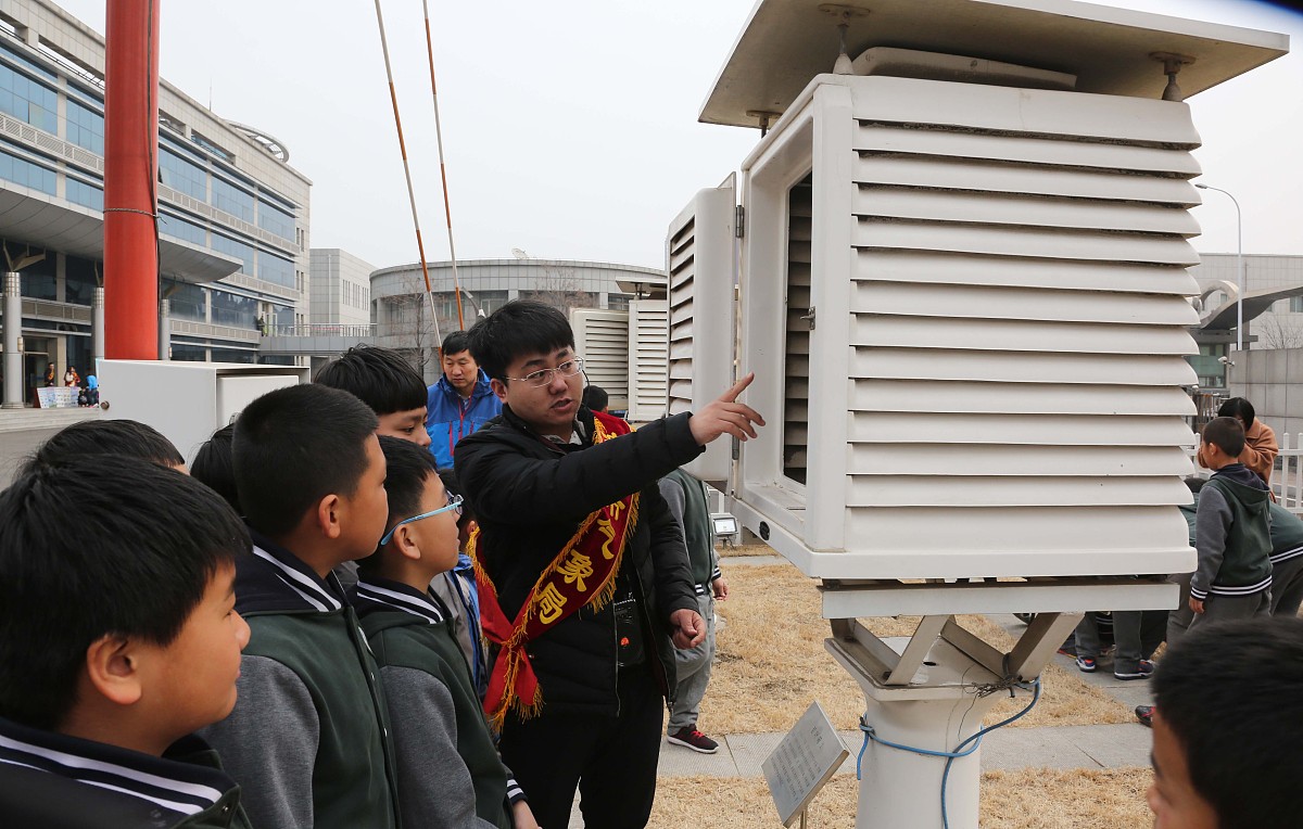 朋友：Yes I started young working and installing very large heaters and air conditioners for alot of schools and hospitals they are as big as a house我该如何回答？