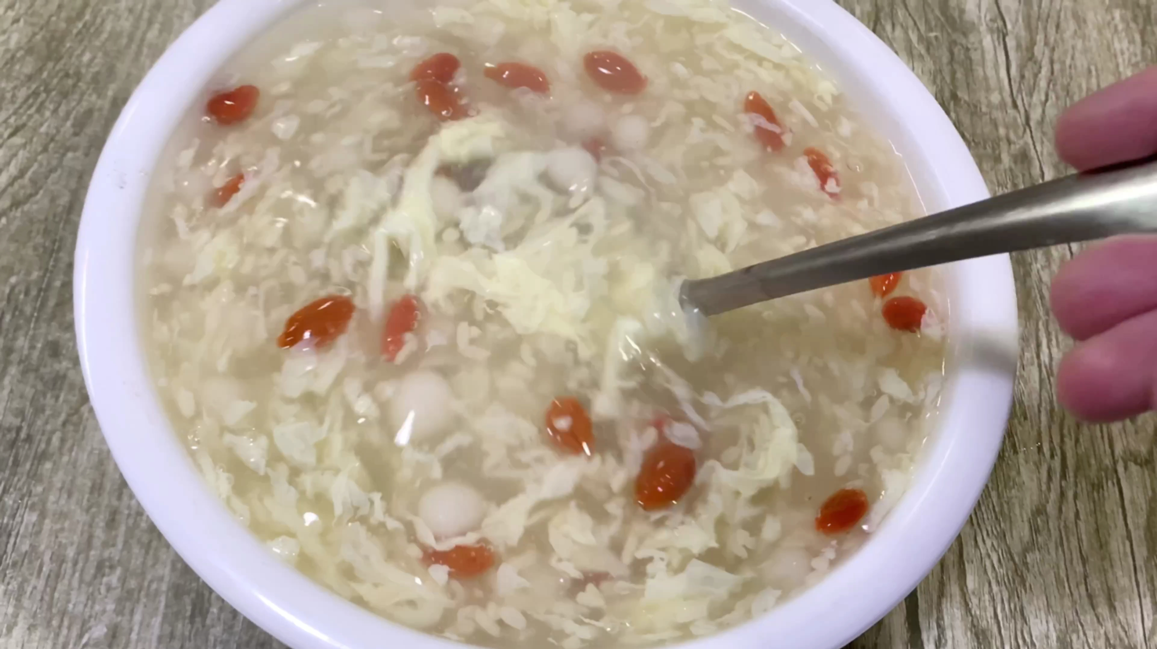 吃酒席常喝的酒酿圆子羹,自己在家来点糯米粉就能做出来!