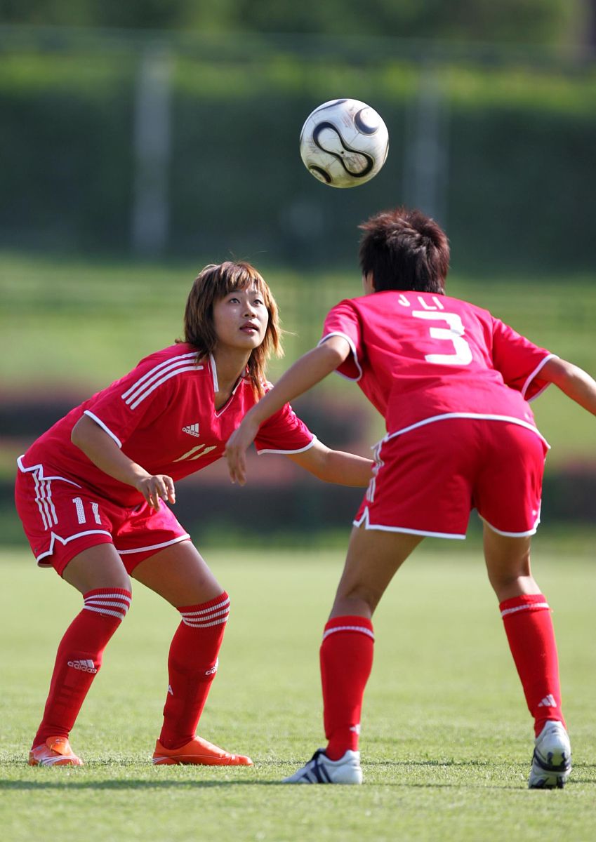 2007年4月19日,武汉,中国国家女子足球队在武汉市体育中心外场进行了
