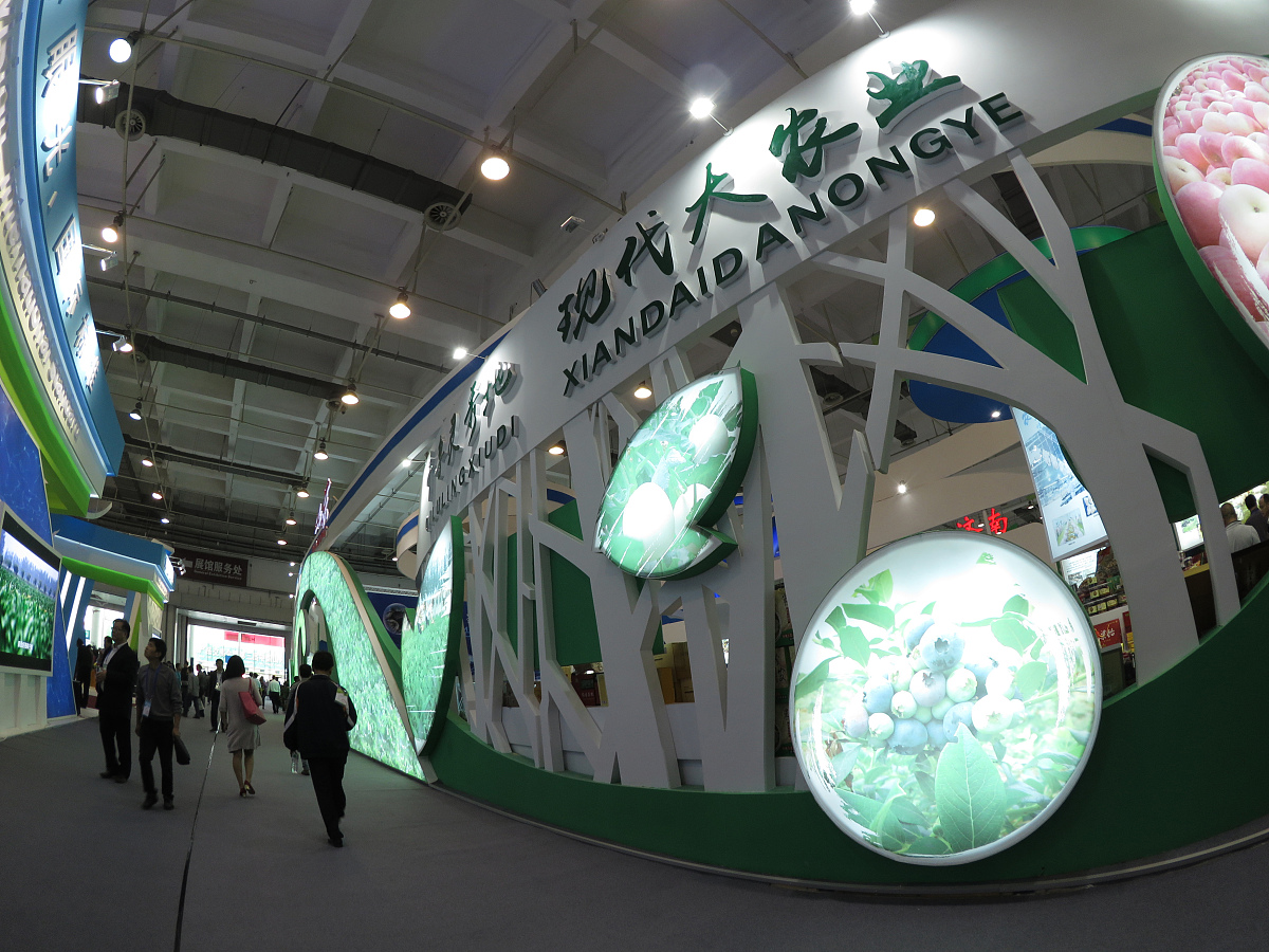 青岛本社想要周三获得反馈但考虑到松田君因为新品发布会很忙所以张会明天与您打电话沟通。之后在会议上具体谈翻译成日语邮件 使用敬语