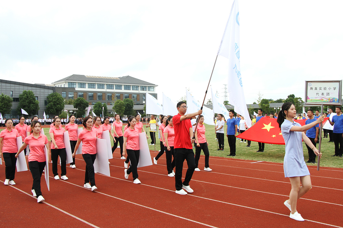 运动会加油诗：林间石榴鸣晨钟，青衫学子踏霜中