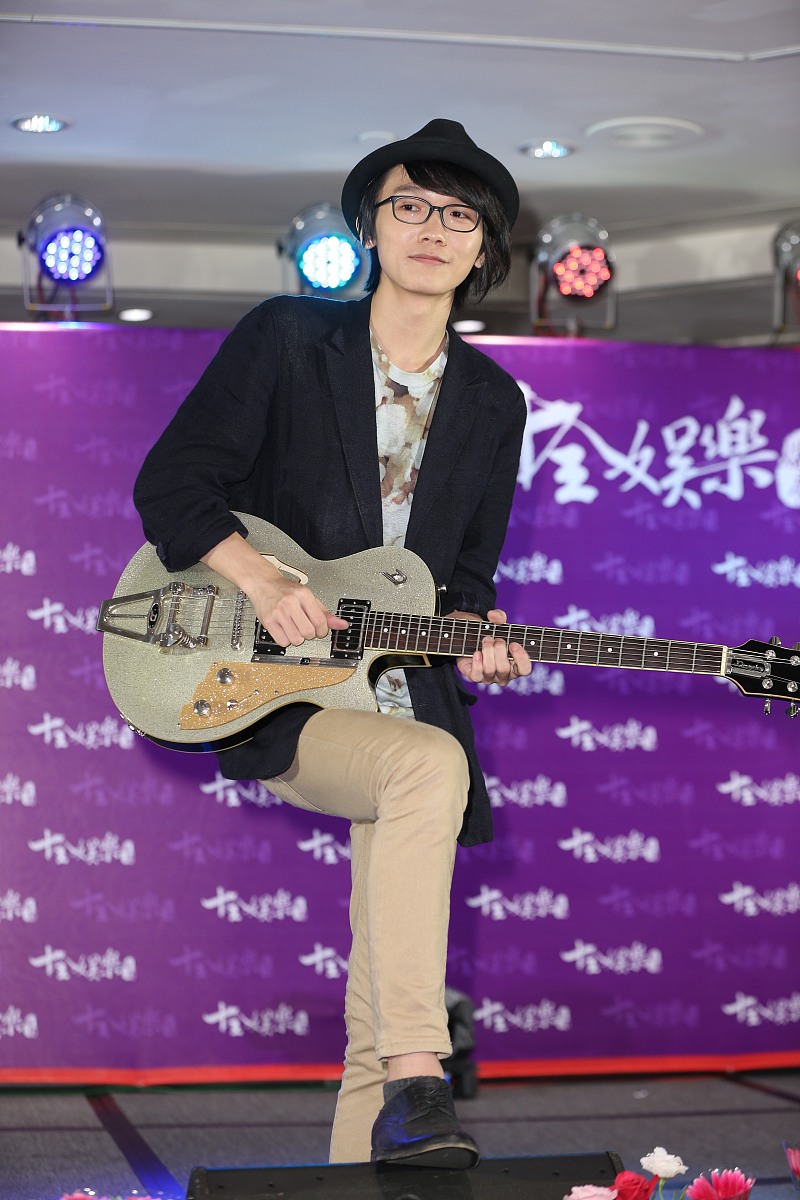 2013年10月7日,台北,十全媒体娱乐集团签约记者会.***_***谢震廷 ,