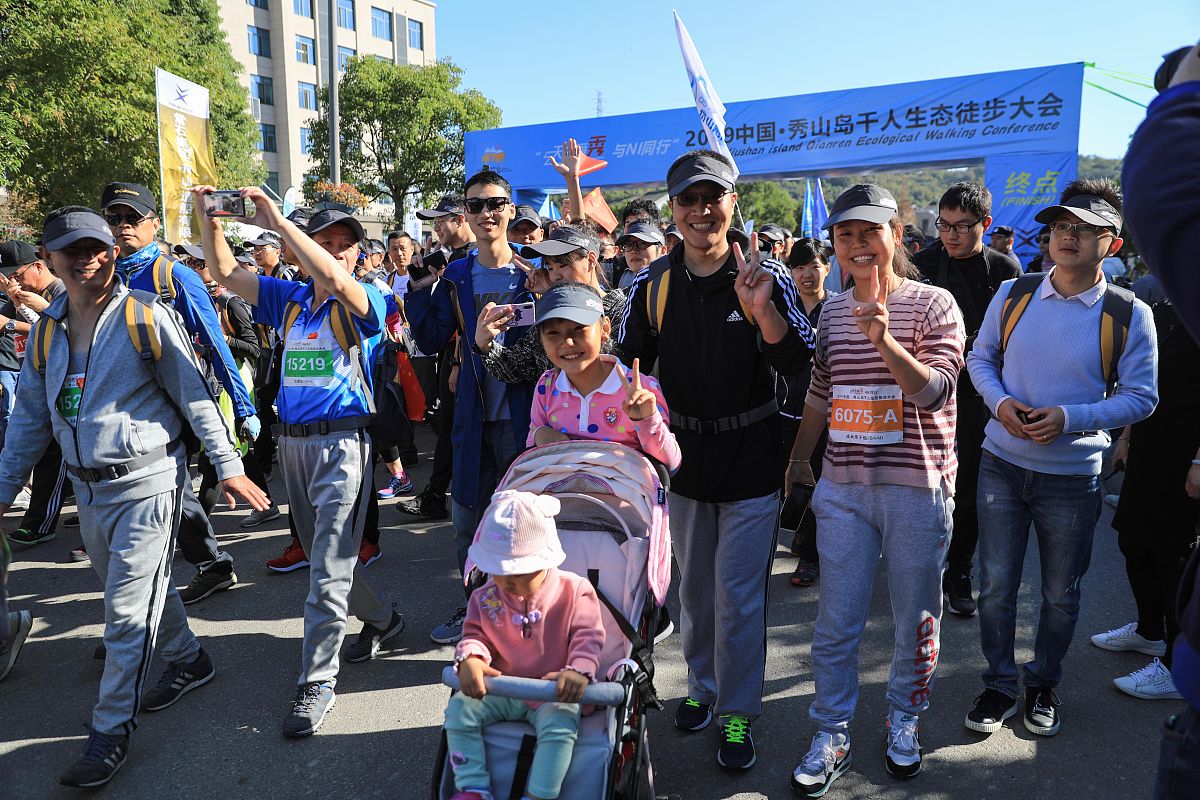 chatgptHello! How may I assist you today当然我觉得郑州的人们都很友好。大家都很热情会互相帮助会互相关心也很欢迎外来的人不会排斥外地人。非常好的观点！不过我想确认一下您需要帮助的是关于郑州的问题吗？还是有其他问题需要我帮助解决？请告诉我我会尽力回答您的问题。把我输入的内容翻译成地道的英语口语Sure I think the people in Zhengzho