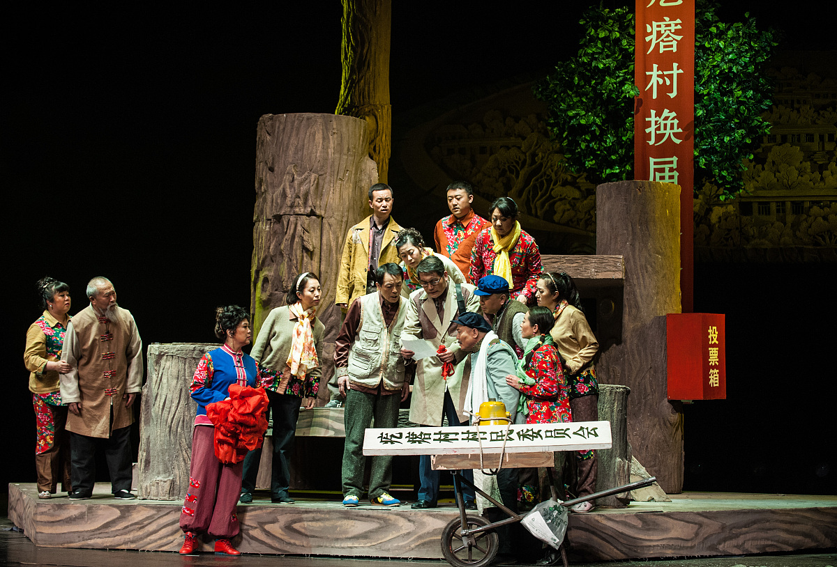 2015年4月7日,北京,演员在表演话剧《代理村官》.***_***话剧《代理村