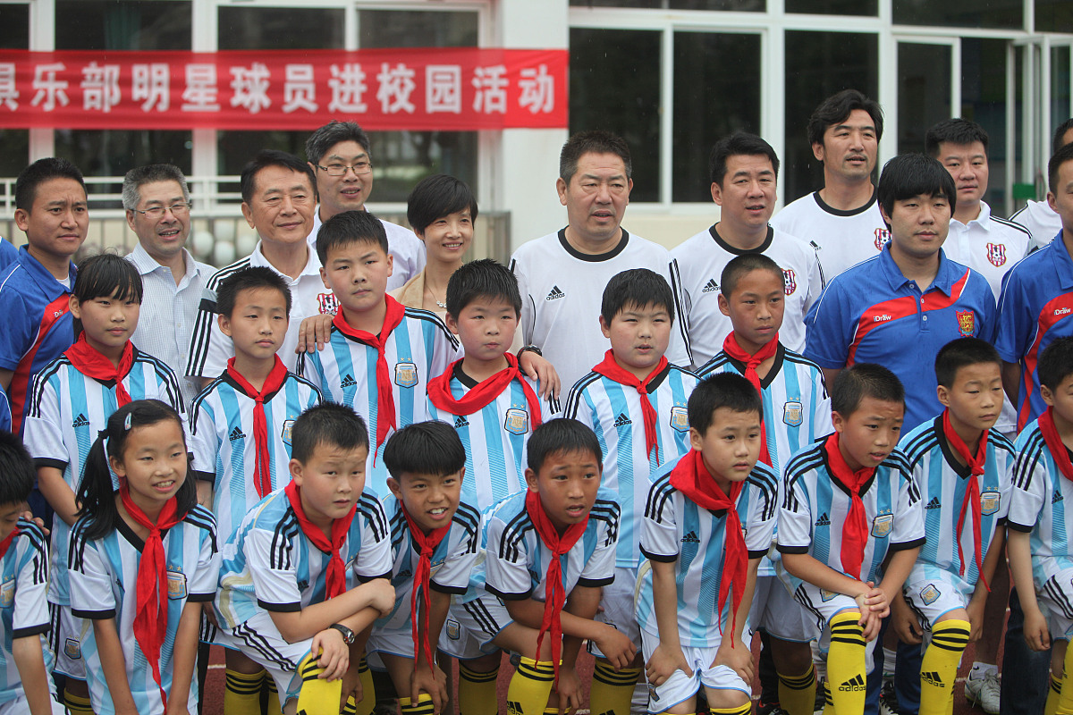 2015年6月4日,宁波大榭,李金羽领衔北京老男孩队进校园,与业余球队进