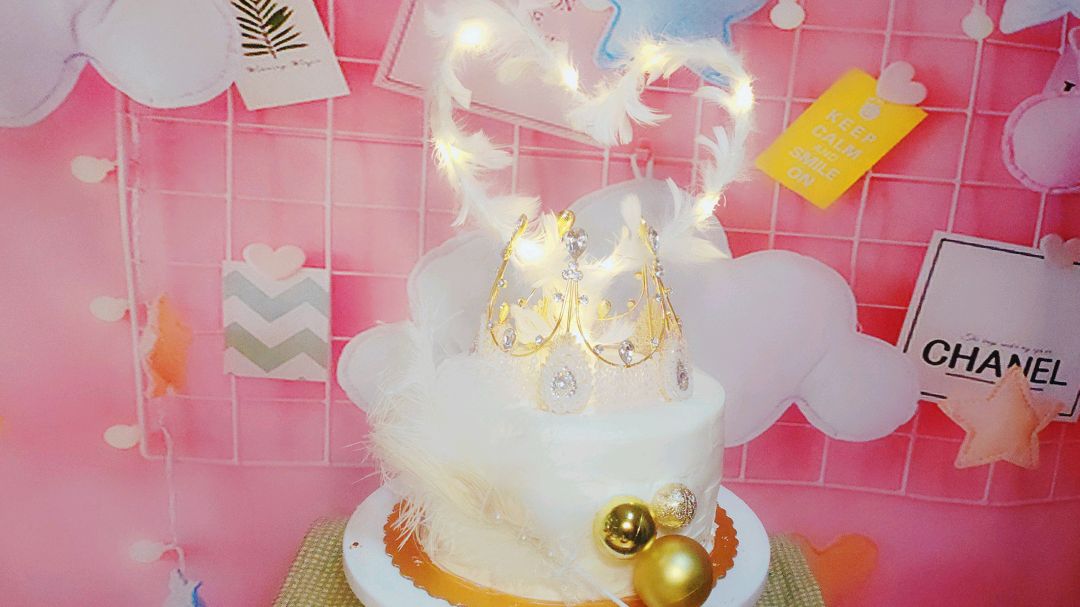 第一次亲手给自己做生日蛋糕,很漂亮,特别满意,生日快乐