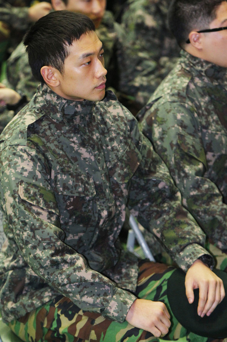 2011年10月14日,韩国京畿道,韩国小天王rain(郑智薰)入伍后照片曝光.