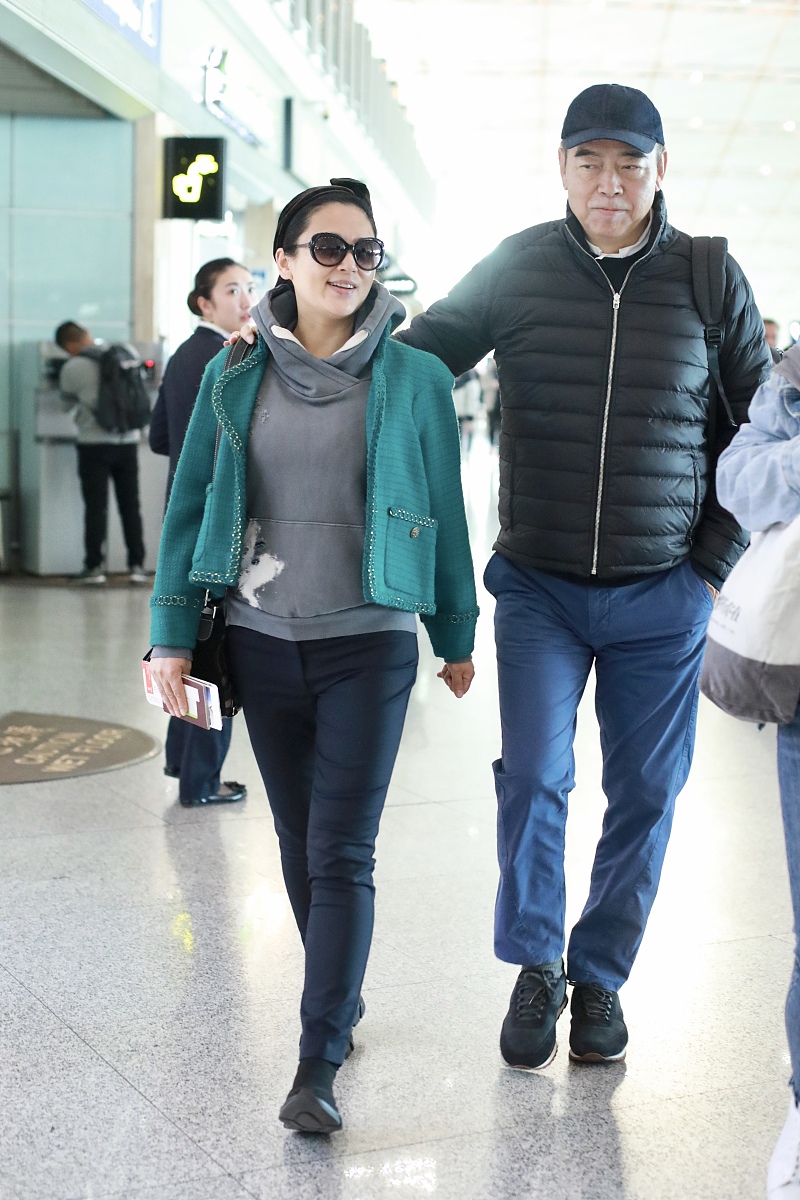 '鲜艳的淡黄绿色大卫衣外套' 这句话有问题吗？